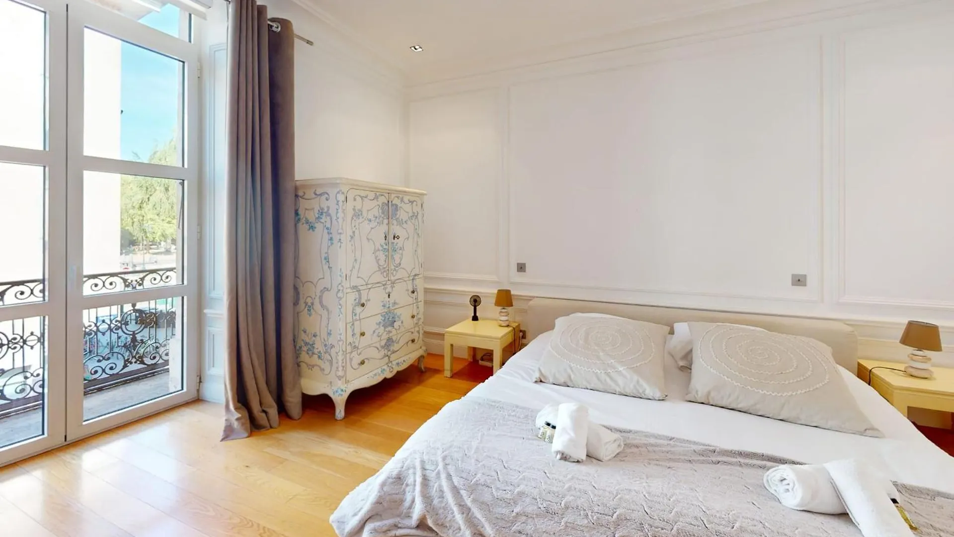 Le N 10 - Apartment Of 200 Sqm With Patio Of 35 Square Meters In Old Town Annecy