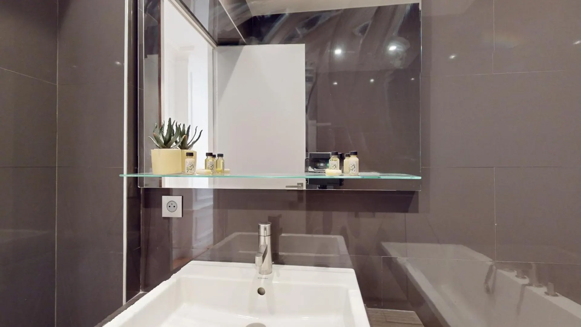 Le N 10 - Apartment Of 200 Sqm With Patio Of 35 Square Meters In Old Town Annecy